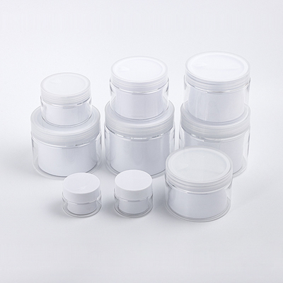 Wandgläser stellen Handhaar-Hautpflege-Lotions-Make-upplastikcremetiegel-Kosmetik gegenüber