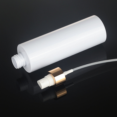Des Raumhotels 500ml des behälters des weißen kosmetischen Haarnebelplastikalkohols Verpackenununterbrochene Sprühflasche der Spitze 250ml Gold