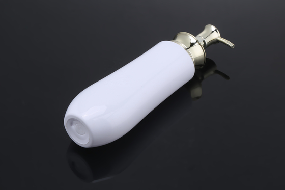 Luxus-populäre HAUSTIER 300ml 500ml 700ml fertigen die weiße Rosa-Einheit Logo Gold Pump Plastic Shampoo-Flasche besonders an