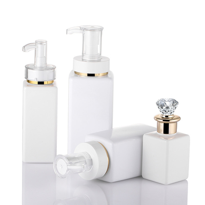 Luxusweiß der hohen Qualität fertigt quadratische Shampoo-Haar-Lotions-Flasche mit Diamond Gold Rim Cap besonders an
